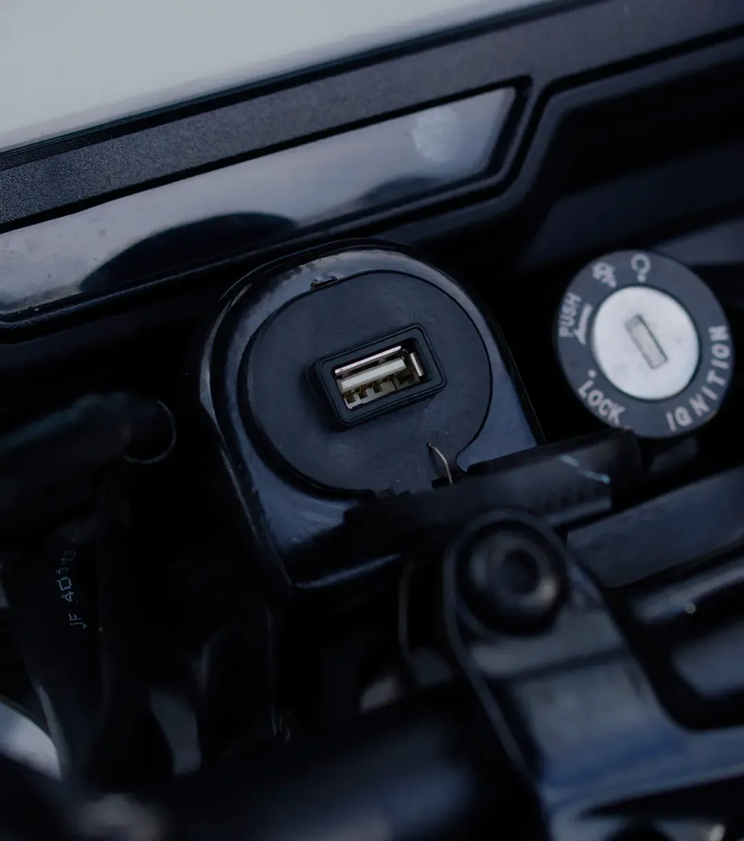 Detalles-dominar-400-touring